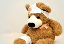 Ein Teddybär mit Bandagen und Pflastern.