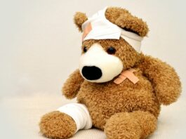 Ein Teddybär mit Bandagen und Pflastern.
