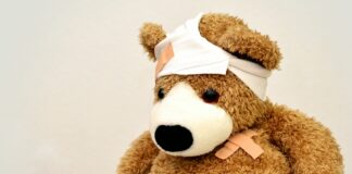 Ein Teddybär mit Bandagen und Pflastern.