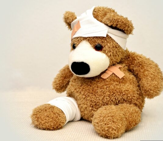 Ein Teddybär mit Bandagen und Pflastern.