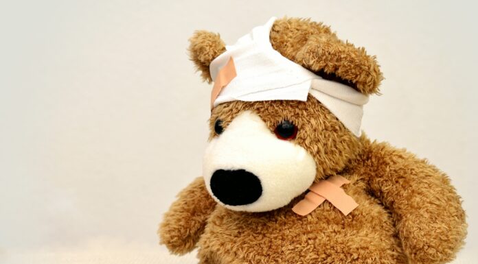 Ein Teddybär mit Bandagen und Pflastern.