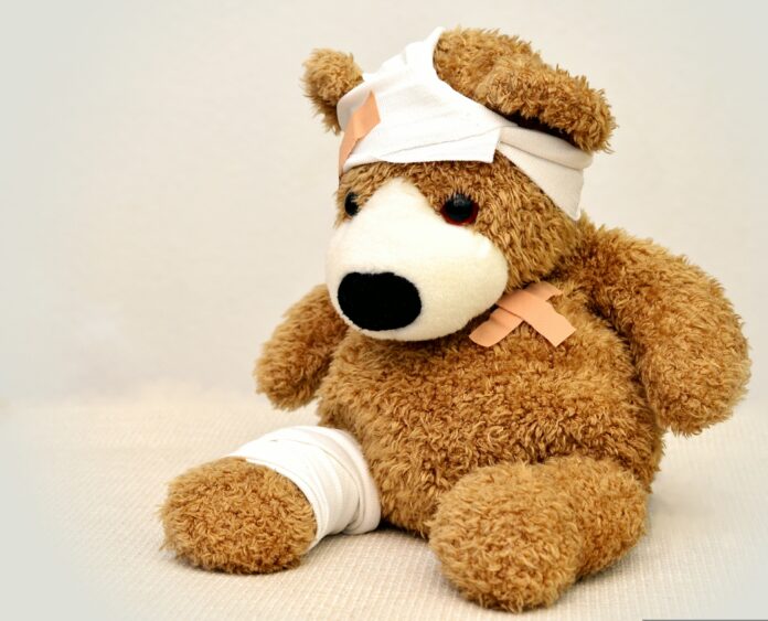 Ein Teddybär mit Bandagen und Pflastern.
