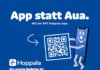 Auf einem blauen Hintergrund ist zu lesen: "App statt Aua. Mit der KFV Hoppala App. Der smarte Begleiter für Eltern, Erzierhungsberechtigte und Pädagog*innen. Das Hoppala-App-Maskottchen, ein Smartphone mit lachendem Gesicht und violetten Armen und Beinen, hält einen QR-Code.