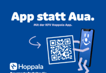 Auf einem blauen Hintergrund ist zu lesen: "App statt Aua. Mit der KFV Hoppala App. Der smarte Begleiter für Eltern, Erzierhungsberechtigte und Pädagog*innen. Das Hoppala-App-Maskottchen, ein Smartphone mit lachendem Gesicht und violetten Armen und Beinen, hält einen QR-Code.