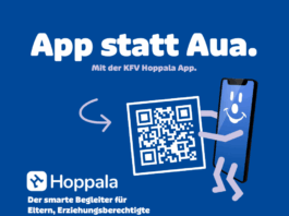 Auf einem blauen Hintergrund ist zu lesen: "App statt Aua. Mit der KFV Hoppala App. Der smarte Begleiter für Eltern, Erzierhungsberechtigte und Pädagog*innen. Das Hoppala-App-Maskottchen, ein Smartphone mit lachendem Gesicht und violetten Armen und Beinen, hält einen QR-Code.