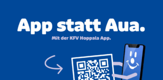 Auf einem blauen Hintergrund ist zu lesen: "App statt Aua. Mit der KFV Hoppala App. Der smarte Begleiter für Eltern, Erzierhungsberechtigte und Pädagog*innen. Das Hoppala-App-Maskottchen, ein Smartphone mit lachendem Gesicht und violetten Armen und Beinen, hält einen QR-Code.