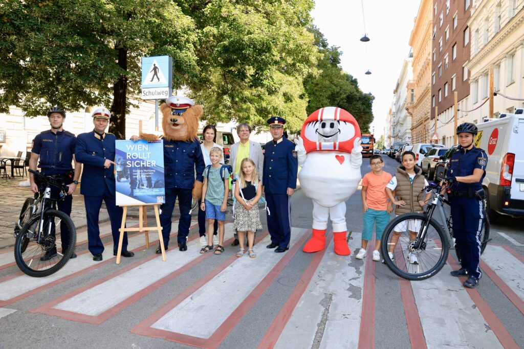 Foto: KFV und Wiener Polizei mit Helmi und Polizeibär
