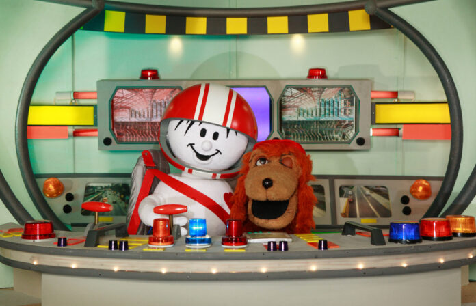 060523_KFV_Helmi_054 HELMI und Sokrates im Schwuppodrom. Sie lächeln beide in die Kamera, Sokrates zwinkert.