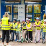 Eine Klasse im Hof mit Warnwesten und Helmen.