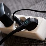 Experten warnen vor Elektro- und Akkubrandgefahr in den kommenden Monaten Eine Mehrfachsteckdosen-Leiste mit 3 Steckdosen, die alle genutzt werden durch verschiedene schwarze Stecker.