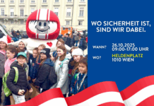 HELMI in einer Menge von Kindern auf dem Heldenplatz in Wien. Der Bildtext: Wo Sicherheit ist, sind wir dabei. Wann? 26.10.2025, 09:00-17:00 Uhr, Wo? Heldenplatz, 1010 Wien