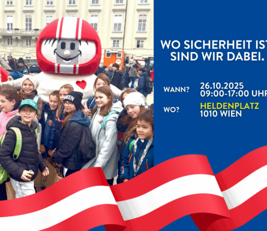 HELMI in einer Menge von Kindern auf dem Heldenplatz in Wien. Der Bildtext: Wo Sicherheit ist, sind wir dabei. Wann? 26.10.2025, 09:00-17:00 Uhr, Wo? Heldenplatz, 1010 Wien