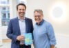 Bildungsminister Christoph Wiederkehr bei der Buchübergabe von "Kinderfalle Internet" mit Mag. Alfred Schierer, Geschäftsführer des Verlages Edition Platin.
