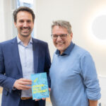 Bildungsminister Christoph Wiederkehr bei der Buchübergabe von "Kinderfalle Internet" mit Mag. Alfred Schierer, Geschäftsführer des Verlages Edition Platin.