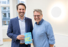 Bildungsminister Christoph Wiederkehr bei der Buchübergabe von "Kinderfalle Internet" mit Mag. Alfred Schierer, Geschäftsführer des Verlages Edition Platin.