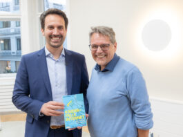 Bildungsminister Christoph Wiederkehr bei der Buchübergabe von "Kinderfalle Internet" mit Mag. Alfred Schierer, Geschäftsführer des Verlages Edition Platin.
