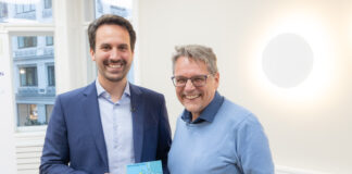 Bildungsminister Christoph Wiederkehr bei der Buchübergabe von "Kinderfalle Internet" mit Mag. Alfred Schierer, Geschäftsführer des Verlages Edition Platin.
