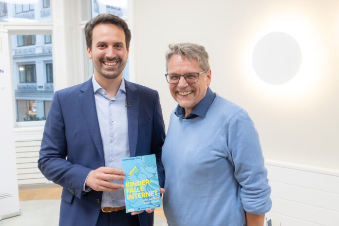 Bildungsminister Christoph Wiederkehr bei der Buchübergabe von "Kinderfalle Internet" mit Mag. Alfred Schierer, Geschäftsführer des Verlages Edition Platin.