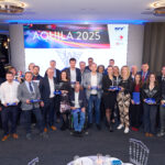 Die Gruppe der Gewinner*innen des AQUILA 2025 in einem gemeinsamen Foto.