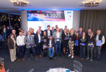 Die Gruppe der Gewinner*innen des AQUILA 2025 in einem gemeinsamen Foto.