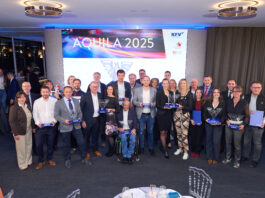 Die Gruppe der Gewinner*innen des AQUILA 2025 in einem gemeinsamen Foto.