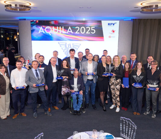 Die Gruppe der Gewinner*innen des AQUILA 2025 in einem gemeinsamen Foto.