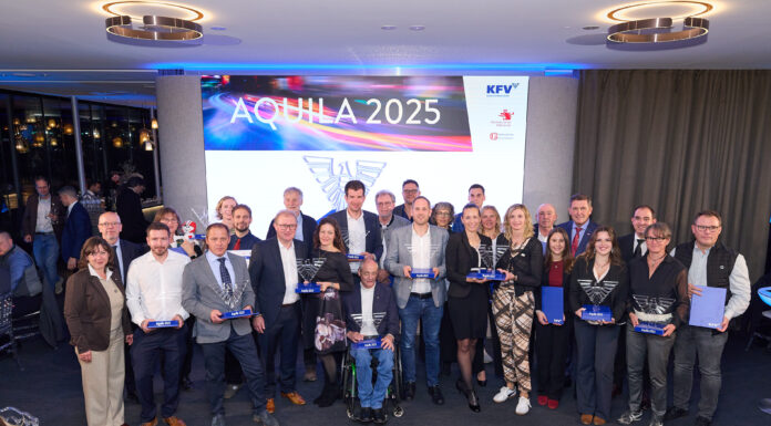 Die Gruppe der Gewinner*innen des AQUILA 2025 in einem gemeinsamen Foto.