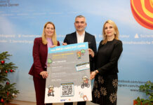 Kreativ gegen Ablenkung – Start für Wettbewerb im Burgenland Zwei Frauen und ein Mann halten ein Plakat zur Kampagne hoch. Das Design erinnert an ein Videospiel mit Pixelgrafiken.