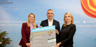 Zwei Frauen und ein Mann halten ein Plakat zur Kampagne hoch. Das Design erinnert an ein Videospiel mit Pixelgrafiken.