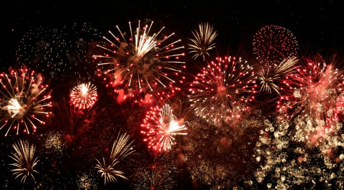 Pyrotechnik-Gefahren: Zwei Drittel der Verletzten sind Kinder, Jugendliche und junge Erwachsene Feuerwerkskörper auf einem dunklen Nachthimmel, die in Rot- und Gelbtönen explodieren.