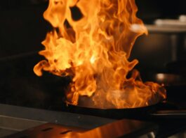 Küche eine Pfanne brennt