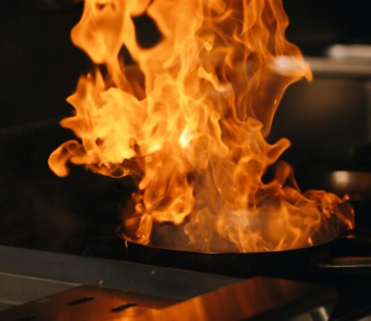 Küche eine Pfanne brennt