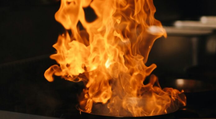 Küche eine Pfanne brennt