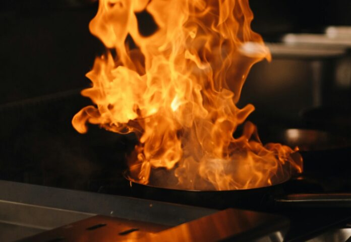 Küche eine Pfanne brennt