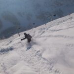 Lawinengefahr: KFV warnt einmal mehr vor akut gefährlicher Lage derzeit Eine Person fährt im winterlichen Tiefschneegelände bergab. Im Hintergrund sieht man einen Gondellift.