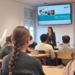 Schülerinnen und Schüler sitzen im Klassenraum im Workshop Unfallursache Ablenkung