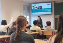 Schülerinnen und Schüler sitzen im Klassenraum im Workshop Unfallursache Ablenkung