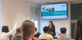 Schülerinnen und Schüler sitzen im Klassenraum im Workshop Unfallursache Ablenkung