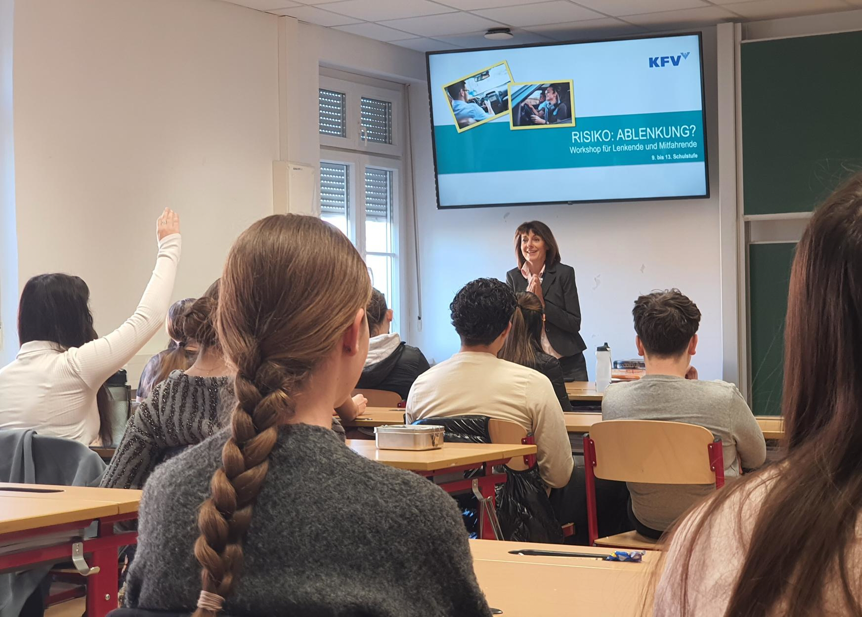 Schülerinnen und Schüler sitzen im Klassenraum im Workshop Unfallursache Ablenkung