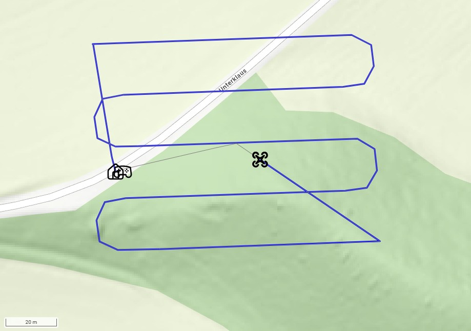Eine Landkarte mit einem Waldstück über das die Flugroute einer Drohne eingezeichnet ist.