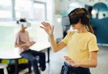 Virtual Reality in der Verkehrssicherheitsarbeit Zwei Mädchen mit VR-Brillen bewegen sich in einem Raum.