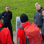 Teilnehmende des Bergrettungssymposiums 2026 besprechen im Freien Maßnahmen zur Prävention und Sicherheit im alpinen Raum.