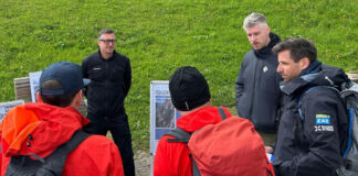 Teilnehmende des Bergrettungssymposiums 2026 besprechen im Freien Maßnahmen zur Prävention und Sicherheit im alpinen Raum.
