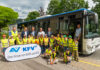 Kinder vor Schulbus