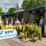 Kinder vor Schulbus