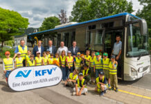 10 Jahre Aktion „Meine Busschule“: Lernen, das in Erinnerung bleibt Kinder vor Schulbus