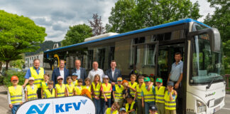 Kinder vor Schulbus