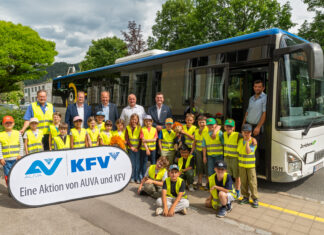 Kinder vor Schulbus