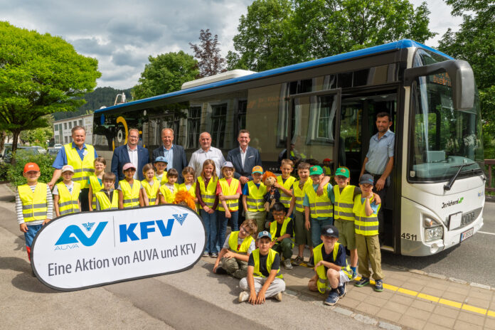 Kinder vor Schulbus