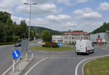 Kreisverkehr: Jedes dritte Kfz blinkt falsch oder gar nicht Ein weißer Kastenwagen fährt in einem Kreisverkehr im Wienerwaldsee.